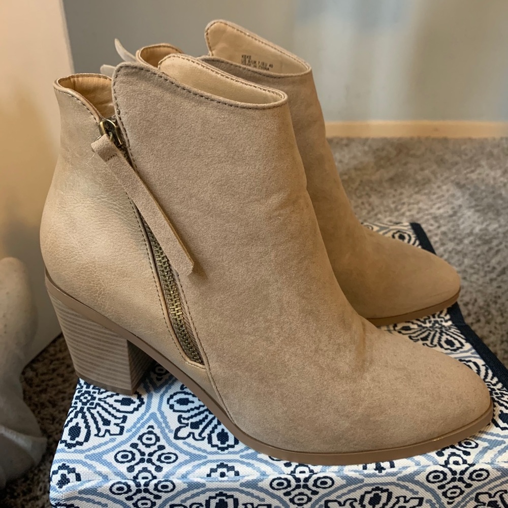 Woman’s Ankle Zip Boots.